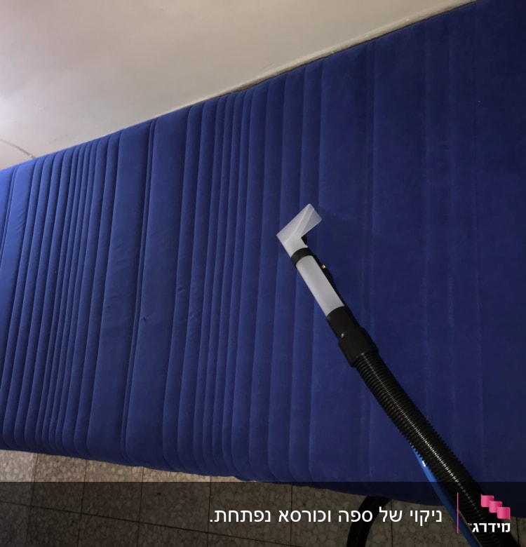 מזרן כחול עם שואב אבק לניקוי